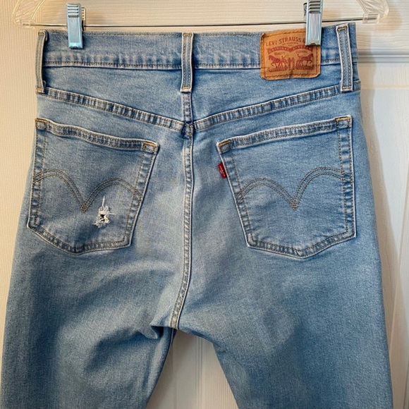 Levi’s Wedgie Straight Distressed Jeans - Picture 5 of 9
